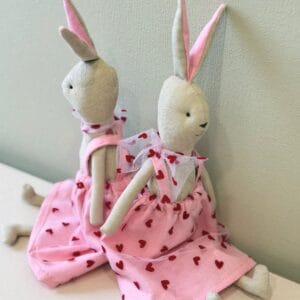 კურდღელი გულებიანი კაბით - "Crafts & More"