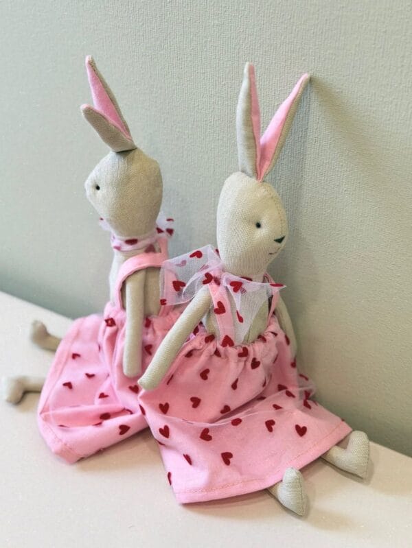 კურდღელი გულებიანი კაბით - "Crafts & More"