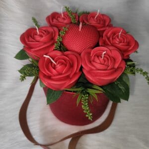 წითელი ვარდების თაიგული გულით - "Soul Flame • ხელნაკეთი არომატული სანთლები"