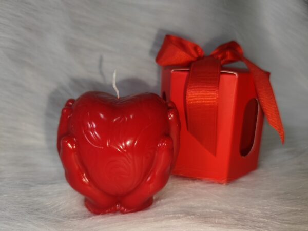 სანთელი, გული ხელებში - "Soul Flame • ხელნაკეთი არომატული სანთლები"