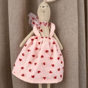 კურდღელი გულებიანი კაბით - "Crafts & More"