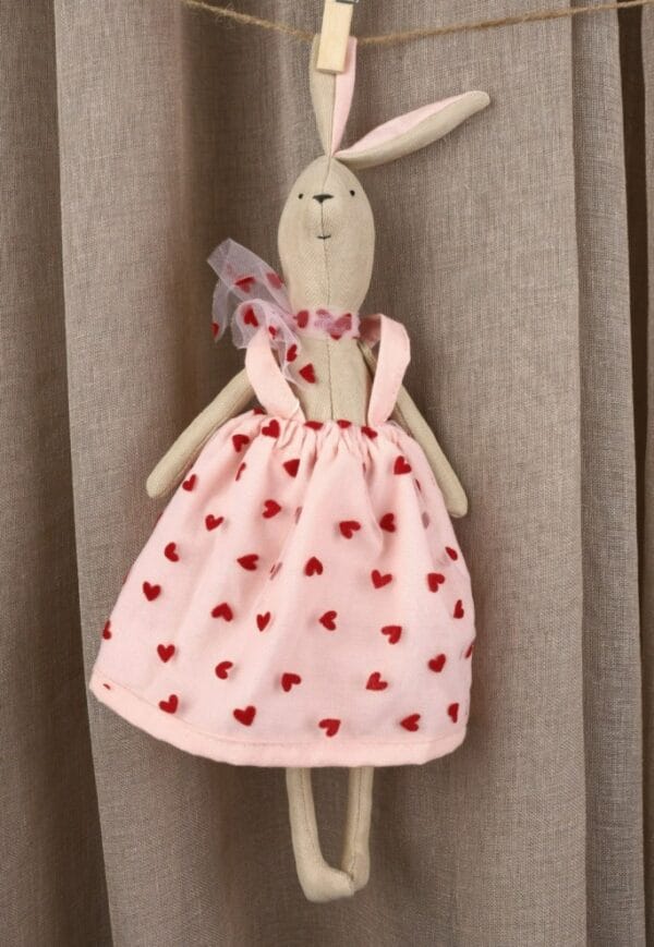 კურდღელი გულებიანი კაბით - "Crafts & More"