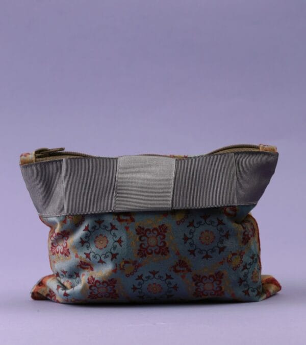 კოსმეტიკის ჩანთა - "Tamari's Scarves • თამარის შარფები"