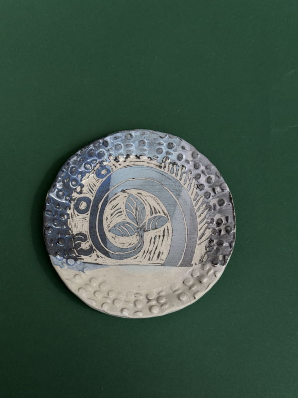 თეფში "სადაფის ხალიჩა" – “კერამიკ არტი • Ceramic Art”