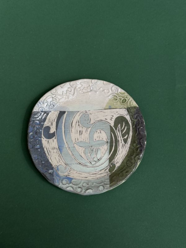 თეფში "სადაფის ხალიჩა" – “კერამიკ არტი • Ceramic Art”